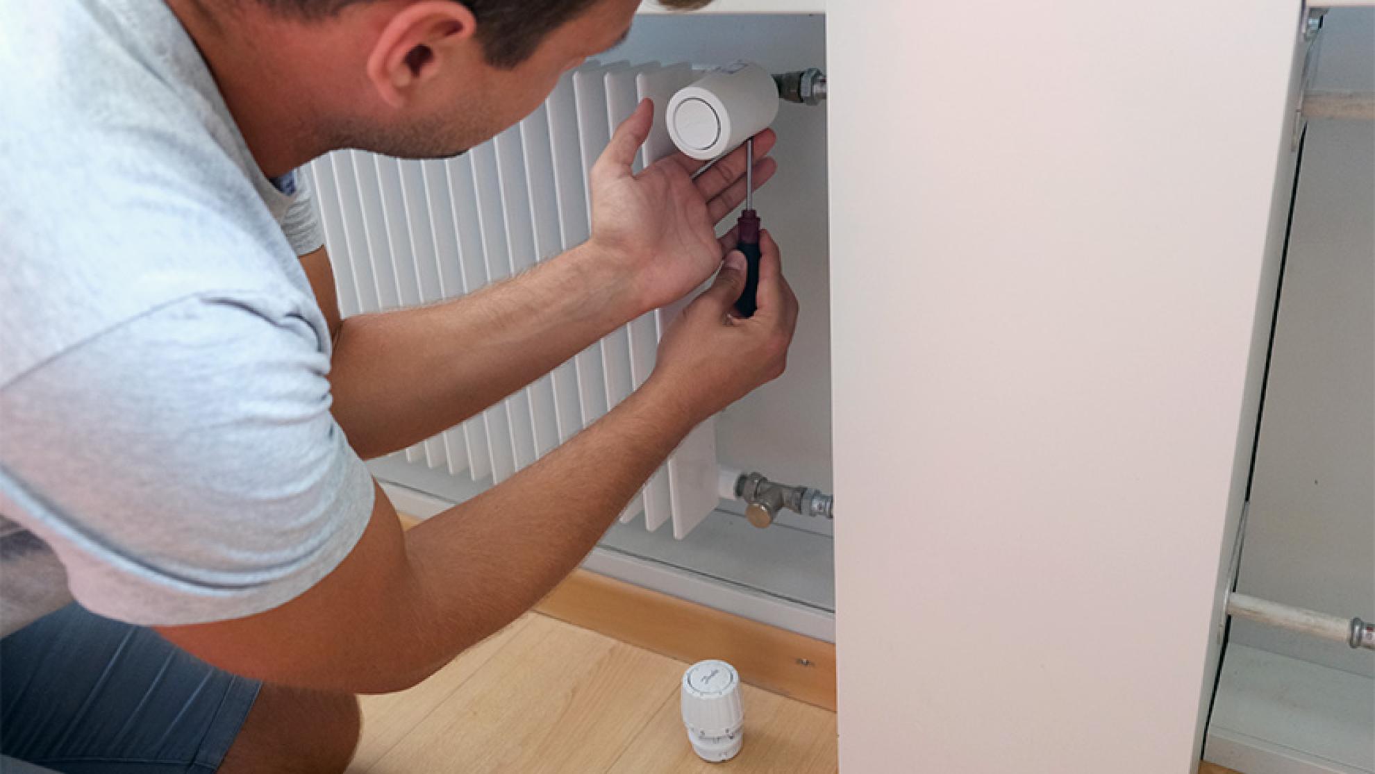 Replacing conventional radiator thermostat sensors with smart thermostats to make use of the self-learning algorithm from viboo. Image: Empa