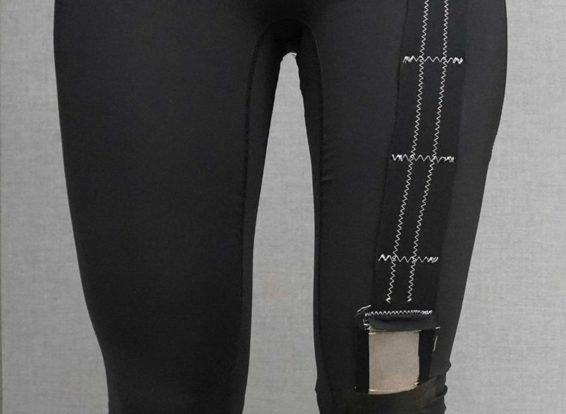 The textile sensor above the knee is connected to an antenna embedded in the waistband. Together they form a circuit that can be used to measure movement. (Photograph: Valeria Galli / ETH Zurich)